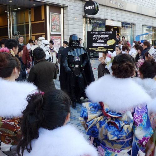 新横浜駅前に突如現れたダース・ベイダー（中央）を遠巻きにする新成人たち