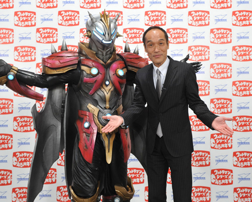 『ウルトラマンサーガ』で悪役バット星人の声優をつとめる東国原英夫