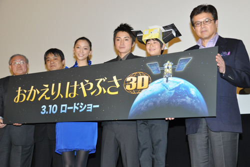 左から的川泰宣（JAXA名誉教授）、本木克英監督、杏、藤原竜也、前田旺志郎、三浦友和