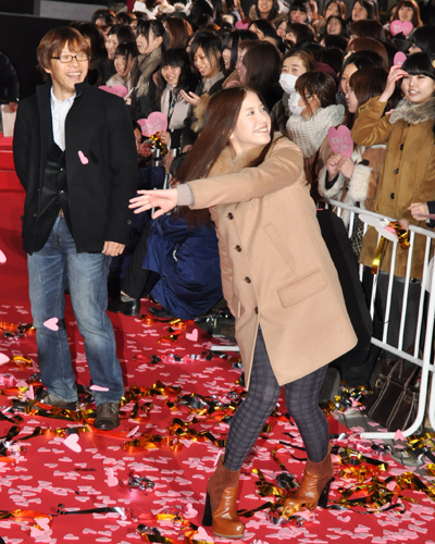 三木孝浩監督（左）と吉高由里子（右）