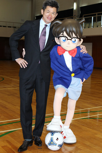 コナンと写真に収まる三浦知良選手
(C) 2012青山剛昌／名探偵コナン製作委員会