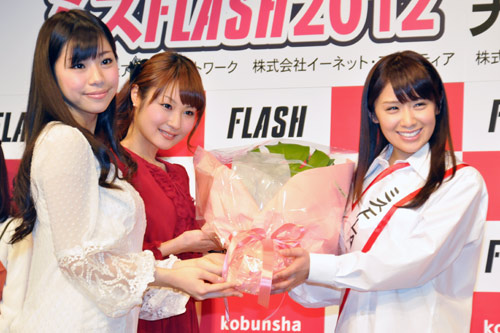遠野千夏（右）に花束を贈呈する昨年グランプリの鈴木ふみ奈（左）と仁藤みさき（中央）
