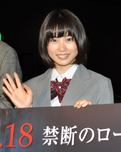 志田未来が高校生としては最後の制服姿で後輩の川口春奈と舞台挨拶 Movie Collection ムビコレ