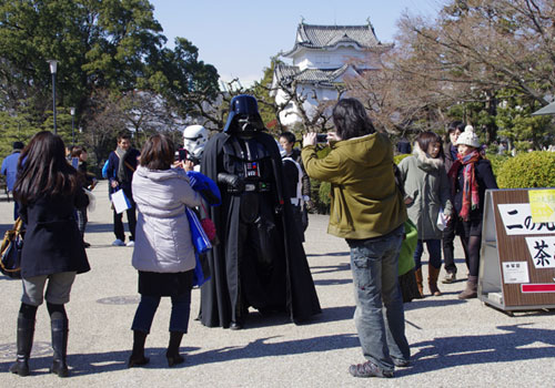 一般人に写真を撮られるダース・ベイダー