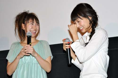 桜 稲垣早希（左）と、小籔千豊のトークに笑いが止まらない相武紗季（右）
