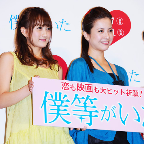 小松彩夏（左）と吉高由里子（右）