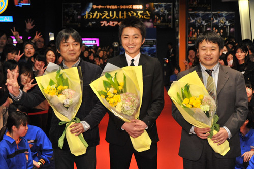 石巻の観客とフォトセッションを行った藤原竜也（中央）、本木克英監督（左）と田村健一プロデューサー（右）