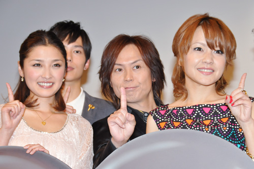 左から石川梨華、つんく♂、中澤裕子