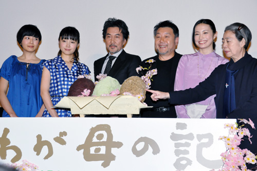 左から菊池亜希子、宮崎あおい、役所広司、樹木希林、ミムラ、原田眞人監督