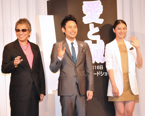 左から三池崇史監督、妻夫木聡、武井咲