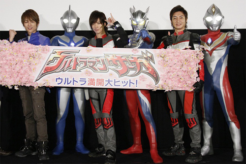 左から杉浦太陽、ウルトラマンコスモス、DAIGO、ウルトラマンゼロ、つるの剛士、ウルトラマンダイナ