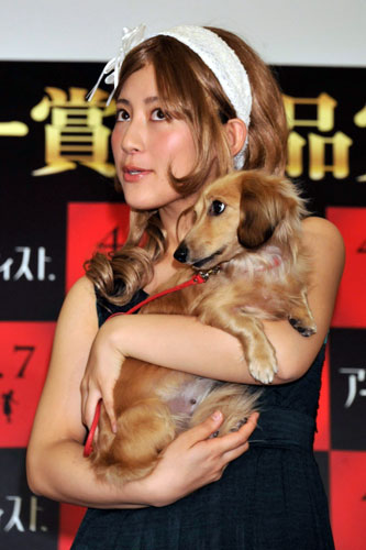 ものまねタレント・福田彩乃のリアルな犬の鳴き声に、ホンモノの犬も大興奮！