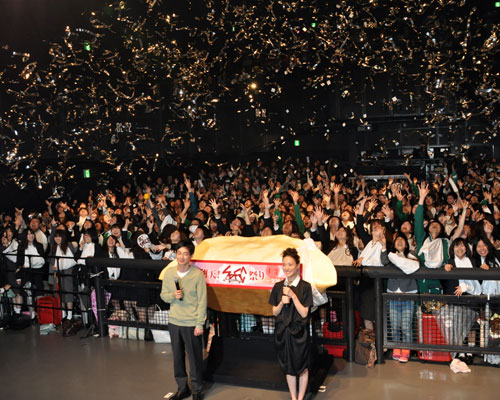 コスプレで集まった1000人のファンと一緒に写真に映る加瀬亮（左）と戸田恵梨香（右）