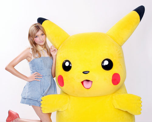 ローラ（左）とピカチュウ（右）
(C) Nintendo･Creatures･GAME FREAK･TV Tokyo･ShoPro･JR Kikaku　(C) Pokémon　(C) 2012ピカチュウプロジェクト