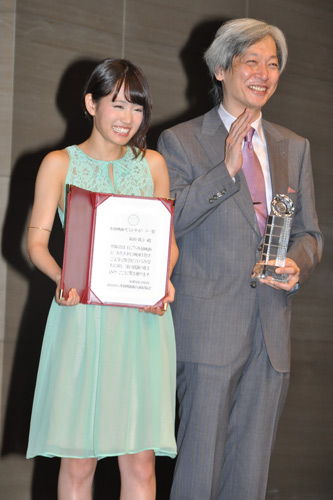 前田敦子（左）と藤原帰一（右）