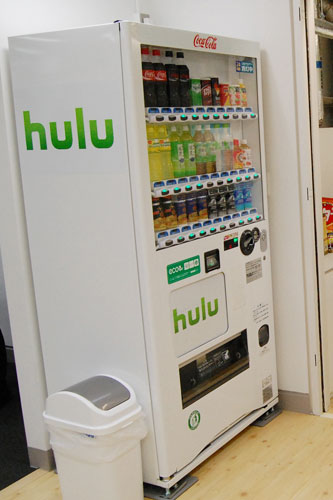 自動販売機にもHuluのロゴが