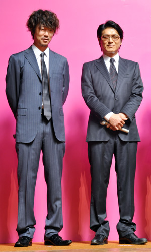 新井浩文（左）と高橋克典（右）