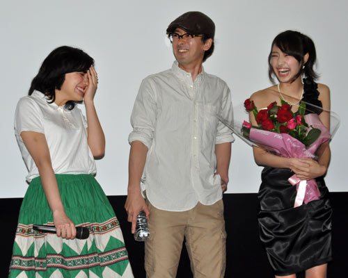 左から我妻三輪子、滝藤賢一、岡本あずさ