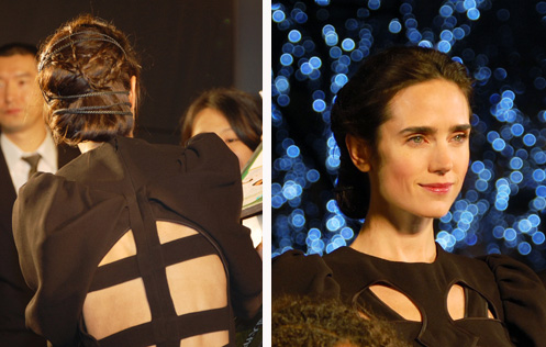 右：ジェニファー・コネリー／左：寒空の下、露出の多いドレス姿でファンサービスにつとめたジェニファー