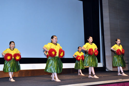 梅宮百々果と所属チームフラブーティによるフラダンス披露