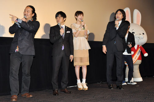 左から青池良輔監督、バカリズム、篠田麻里子、ふかわりょう、内山勇士監督