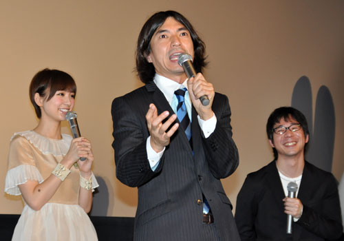 中央ににじり寄り熱く語るふかわりょう（中央）と、苦笑いを浮かべる篠田麻里子（左）と内山勇士監督（右）