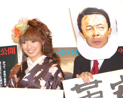 南明奈（左）とHEY！たくちゃん扮するニセ麻生首相（右）