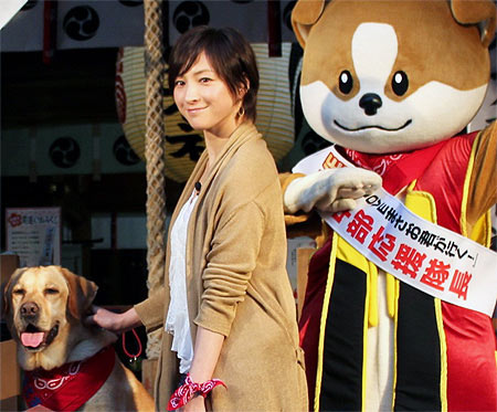 広末涼子（中央）とまさお君（左）、犬山市公式キャラクターのわん丸君（右）