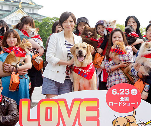 香取慎吾と広末涼子が60匹の犬と大阪城を散歩