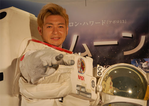 宇宙服を着てキメのポーズを見せるつるの剛士