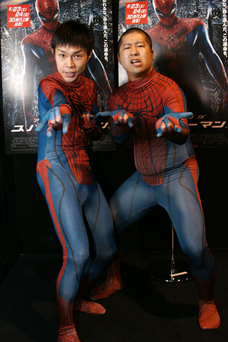 スパイダーマンの格好で登場したハライチの岩井勇気（左）と澤部佑（右）