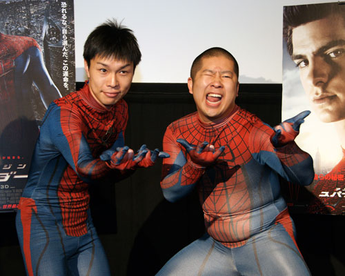 スパイダーマンの格好で登場したハライチの岩井勇気（左）と澤部佑（右）