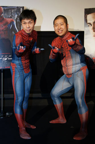 スパイダーマンの格好で登場したハライチの岩井勇気（左）と澤部佑（右）