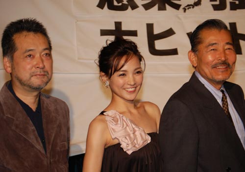 左から瀬々敬久監督、国仲涼子、藤竜也