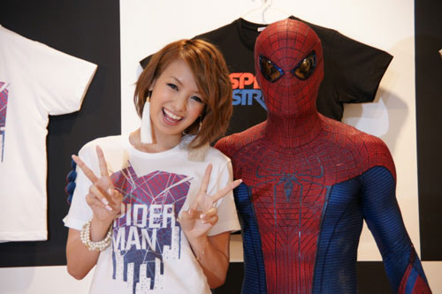 スパイダーマン（右）とアッキーナ（左）