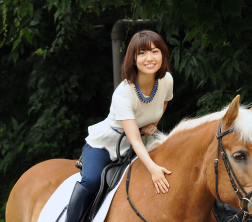 ポニーの谷村さんに乗って登場した大島優子