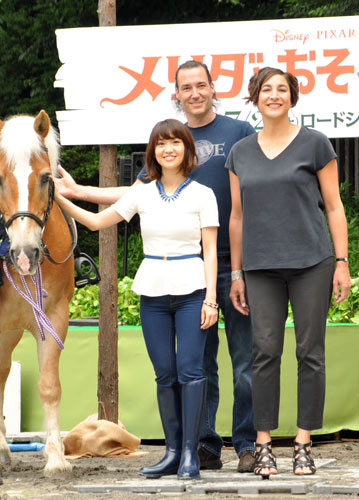 左から大島優子、マーク・アンドリュース監督、プロデューサーのキャサリン・サラフィアン