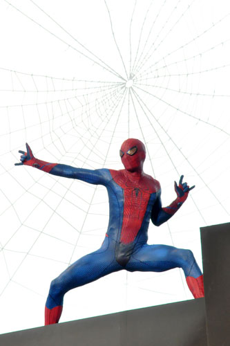 ポーズを決めるスパイダーマン