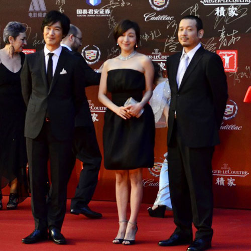 左から堺雅人、広末涼子と、脚本賞を受賞した内田けんじ監督