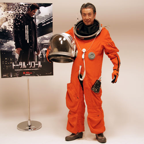 宇宙服を着た高田純次