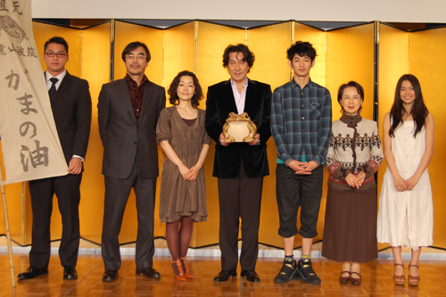 写真左から、澤屋敷純一、益岡徹、小林聡美、役所広司、瑛太、八千草薫、二階堂ふみ