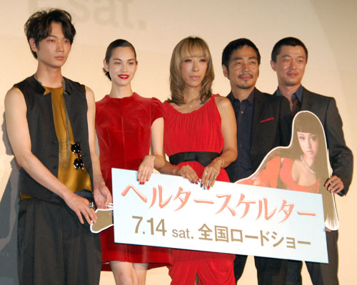 左から綾野剛、水原希子、蜷川実花監督、大森南朋、新井浩文