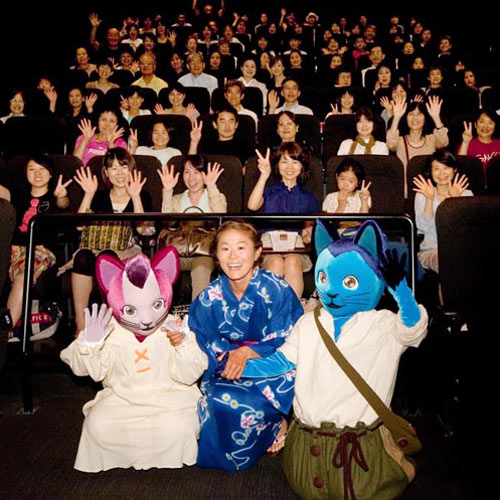 観客と一緒に撮影に臨むサッカー女子日本代表・澤穂希選手