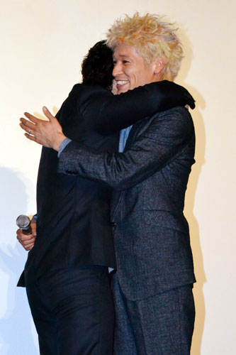 伊藤英明、「やっぱり俺にはお前がいないとダメだ」と佐藤隆太と熱い抱擁！