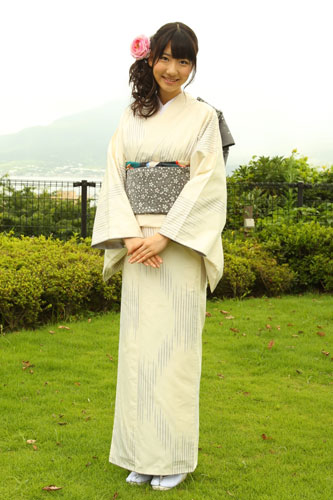 大島紬を着て、桜島を背景に写真撮影に臨む柏木由紀