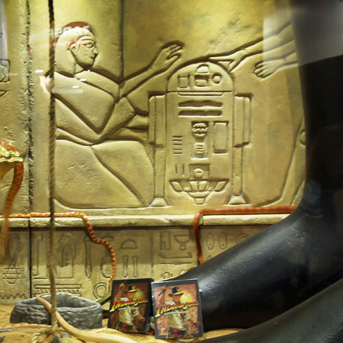 『インディ・ジョーンズ』のブース内にある壁画に描かれたR2-D2