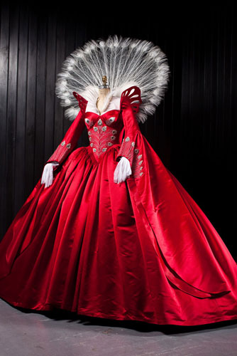 『白雪姫と鏡の女王』で使用されたドレス
(C) 2011 Relativity Media, LLC. All Rights Reserved.