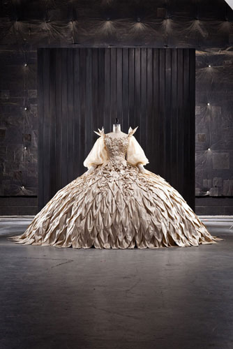 『白雪姫と鏡の女王』で使用されたドレス
(C) 2011 Relativity Media, LLC. All Rights Reserved.