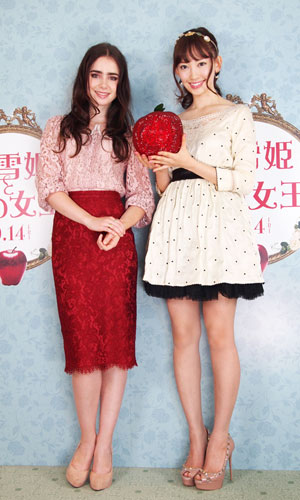 リリー・コリンズ（左）と小嶋陽菜（右）