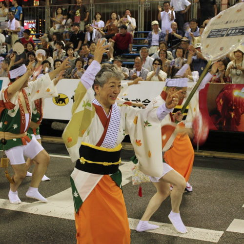 阿波踊りに参加した中尾ミエ